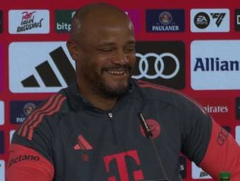 Als Vincent Kompany zum FC Bayern München kam, wollte er Xavi Simons verpflichten. Laut Uli Hoeneß wurde der Wunsch abgelehnt und es gab stattdessen einen Apfelkuchen.