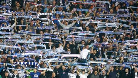 Fans von Hansa Rostock unterstützen ihr Team 