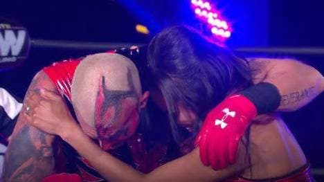 Dustin Rhodes und Brandi Rhodes nach dem Hauptkampf bei AEW Dynamite