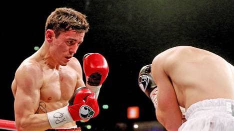 Der englische Profiboxer Anthony Crolla ist von Einbrechern krankenhausreif geprügelt worden. Wie die "BBC" berichtet, stellt der 28-Jährige aus Manchester Diebe, die seine Nachbarn ausgeraubt haben und durch seinen Garten flüchten. "Ihm ist mit einem Backstein oder einer Betonplatte auf den Kopf geschlagen worden", berichtet Box-Promoter Eddie Hearn