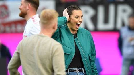 Vor dem Spiel zwischen dem 1. FC Köln und Hertha BSC wurde Laura Wontorra von einem Ball am Kopf getroffen