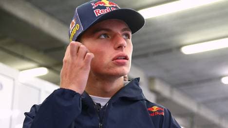 Max Verstappen wird Formel-1-Geschichte schreiben. Im Training in Suzuka wird er erstmals Formel-1-Luft schnuppern, im kommenden Jahr soll er in Melbourne sein Renndebüt geben. Mit dann 17 Jahren und 32 Tagen wird er den Rekord des jüngsten Piloten brechen. SPORT1 zeigt die 10 jüngsten Formel-1-Fahrer aller Zeiten