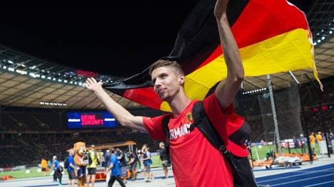 Fabian Heinle feiert die EM-Silbermedaille von Berlin