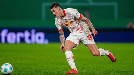 Benjamin Sesko trägt das Trikot von RB Leipzig
