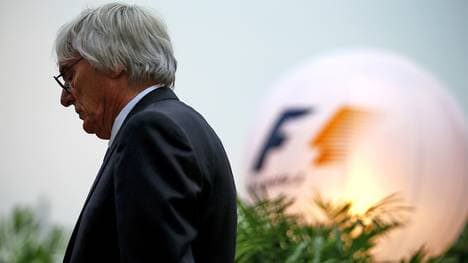 Bernie Ecclestone vor einem Heißluftballon mit Formel-1-Logo
