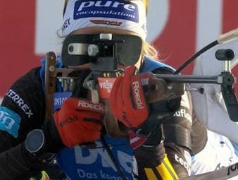 Lou Jeanmonnot ist beim Sprint in Hochfilzen nicht zu schlagen. Vanessa Voigt und Anna Weidel schaffen die Olympia-Norm.