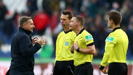 Horst Heldt war nach der Niederlage von Hannover 96 gegen FC Augsburg sichtlich angesäuert