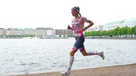 Laura Philipp vor der Kulisse der Binnenalster