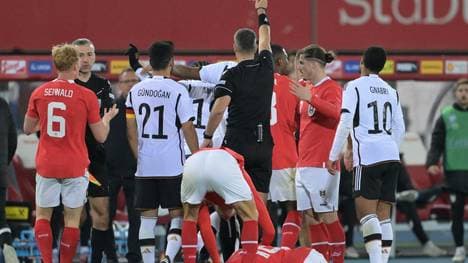 Vincic zeigt Sane die Rote Karte