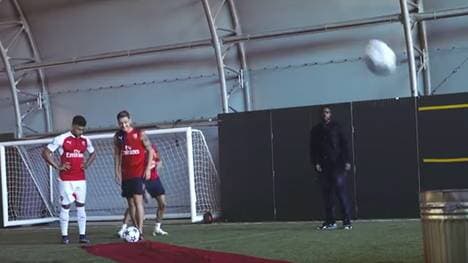 Mesut Özil (v.) und Co. bei der Mülleimer-Challenge