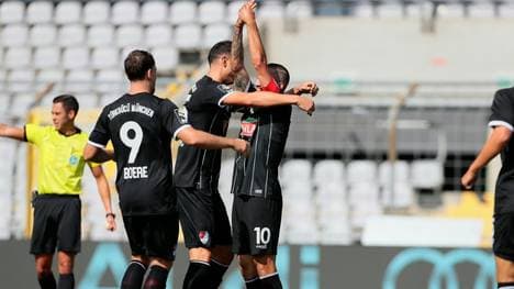 Sercan Sararer (m.) traf zur Führung gegen Köln