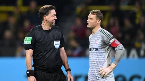 Manuel Gräfe (l.) pfeift das Topspiel zwischen dem FC Bayern und Schalke 04