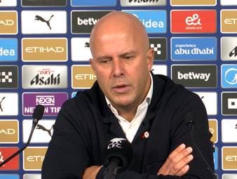 Arne Slot spricht auf der Pressekonferenz nach der Niederlage gegen Manchester City über die allgemeine Situation und ordnet die Ambitionen des Klubs ein.