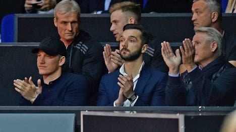 Bastian Schweinsteiger (l.) kann derzeit wegen einer Verletzung nicht auf dem Fußballplatz stehen