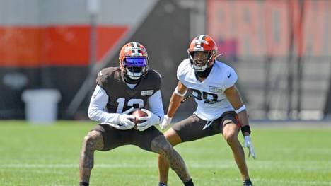 Kevin Johnson (r.) im Duell mit Odell Beckham Jr. während des Training Camps.