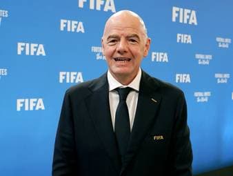 Gianni Infantino verkündet eine massive Erhöhung der Preisgelder für die Fußball-WM 2026. Der Weltmeister erhält 50 Prozent mehr als noch beim letzten Turnier, zudem bekommt jeder Teilnehmer deutlich mehr Geld.