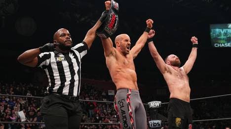 Claudio Castagnoli (M.) ist bei AEW der ROH World Champion