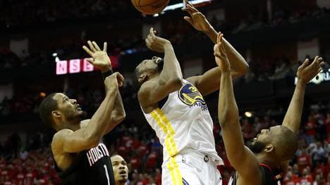 Die Golden State Warriors um Kevin Durant (m.) stehen in den NBA-Playoffs vor dem Aus