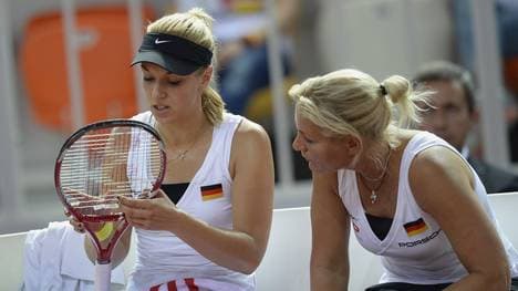 Trainerin Barbara Rittner (r.) gibt Sabine Lisicki Tipps
