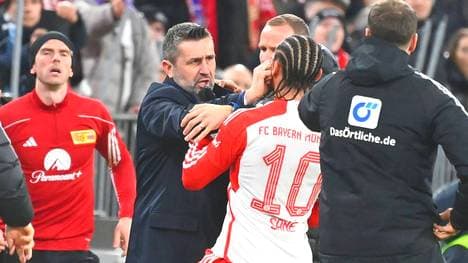 Nenad Bjelica (2.v.l.) leistete sich eine unschöne Aktion gegen Leroy Sané