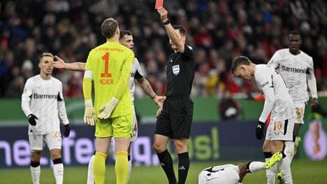 Schiedsrichter Osmers zeigt Bayern-Torwart Neuer die Rote Karte
