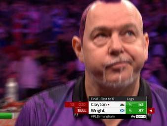 Jonny Clayton gewinnt den zweiten Abend in Folge und schlägt Peter Wright mit 6:5 in Birmingham. Der Waliser springt damit in der Tabelle auf Platz 2.
