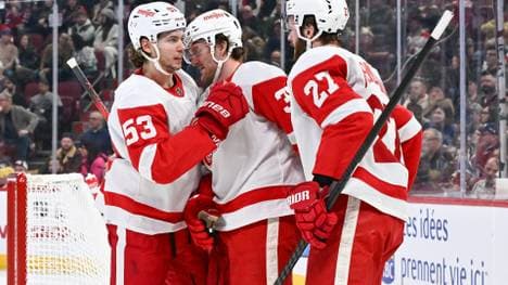 Moritz Seider (l.) bleibt eine Stütze in Detroit