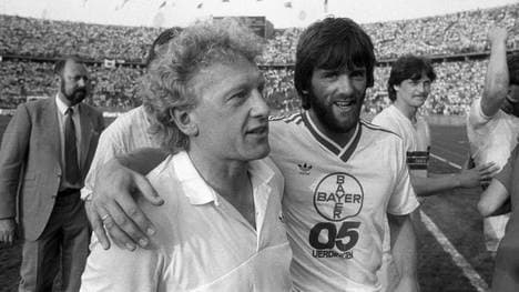 Karl-Heinz Feldkamp und Friedhelm Funkel (r.) wurden 1985 gemeinsam mit Bayer 05 Uerdingen DFB-Pokalsieger 