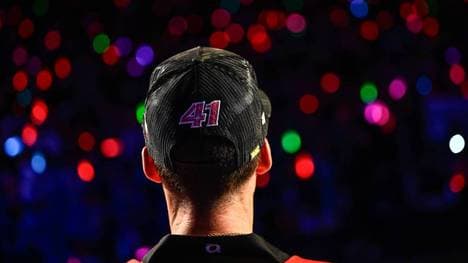 Aleix Espargaró endet beim MotoGP-Rennen in Katar auf Platz acht, trotz Favoritenstatus. Probleme mit dem Hinterreifen, ähnlich wie sein Freund Martín im Vorjahr, behindern seine Performance.