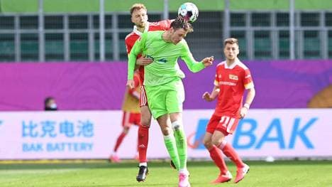 Hat sich Marvin Friedrich (hinten, Union Berlin) bei Wout Weghorst (VfL Wolfsburg) mit Corona infiziert?