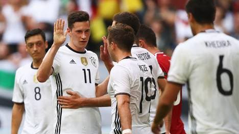 Julian Draxler (2.v.l.) drängte sich in den Testspielen für die Startelf auf