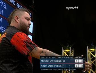 Weltmeister Michael Smith müht sich beim German Darts Grand Prix eine Runde weiter! Die aktuelle Nummer Eins der Welt muss gegen Underdog Adam Warner sogar Match-Darts gegen sich abwehren.