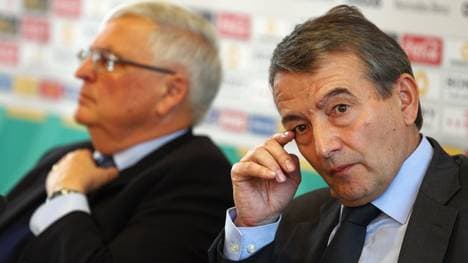 Den ehemaligen DFB-Präsidenten Wolfgang Niersbach (rechts) und Theo Zwanziger droht Ärger   