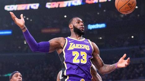 San Antonio Spurs v Los Angeles Lakers