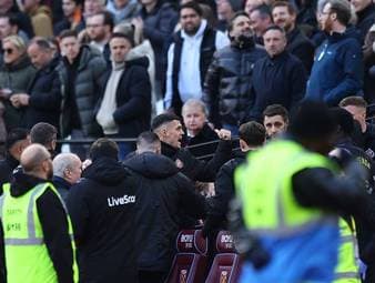 Xhakas Fan-Zoff sorgt für Spielunterbrechung