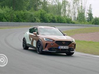 VZ steht für „veloz“, die spanische Übersetzung von „schnell“. Was man im Falle des Cupra Formentor VZ5 durchaus ernst nehmen kann. Dank Audi-Fünfzylinder, Allradantrieb, Torque-Splitting und ABT-Tuning fährt der Top-Cupra mit 450 PS am Bilster Berg vor. Ob das alles reicht, um unseren Testfahrer Tim Schrick zu überzeugen, zeigt dieser „Triebwerk“-Tracktest. 