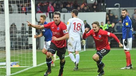 Julian Börner (l.) erzielte das entscheidende Tor für Arminia Bielefeld