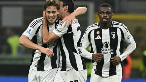 Ex-Bayern-Talent Kenan Yildiz (l.) lässt sich nach seinem späten Doppelpack für Juve feiern