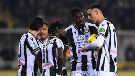 Lorenzo Lucca (mit Ball) sorgte für ein teminternes Drama bei Udinese