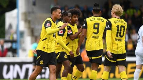 Felix Nmecha freut sich mit seinen Mannschaftskollegen über das 1:0