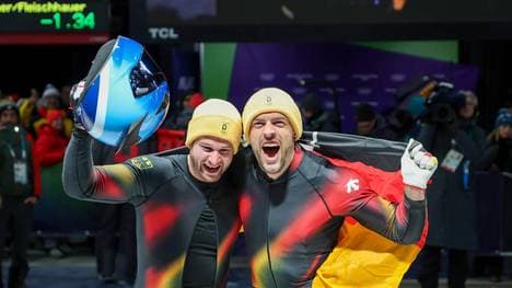 Johannes Lochner (l.) und Georg Fleischhauer gewinnen im Zweierbob Gold bei den Olympischen Winterspielen