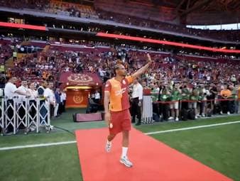 Galatasaray hat seine beiden Top-Transfers Victor Osimhen und Leroy Sané offiziell vorgestellt. Tausende Fans bereiteten den Stars im Rams Park einen spektakulären Empfang.