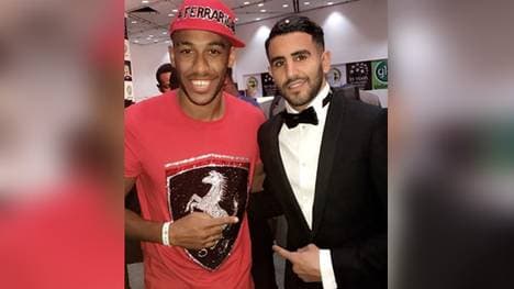 Pierre-Emerick Aubameyang (l.) mit dem Gewinner Riyad Mahrez