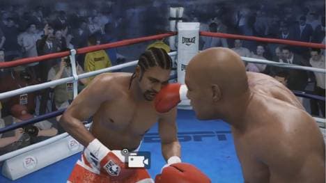 George Foreman (r.) durfte sich gegen David Haye über einen K.o. freuen