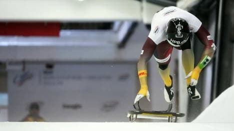 Christopher Grotheer wirft sich auf seinen Schlitten