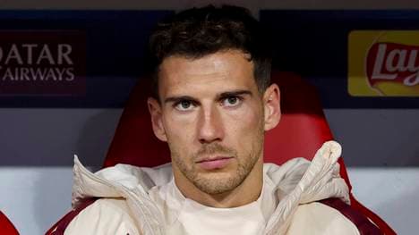 Leon Goretzka sitzt auf der Bank