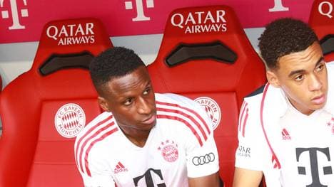 Bouna Sarr (l.) wird am Flughafen durchsucht
