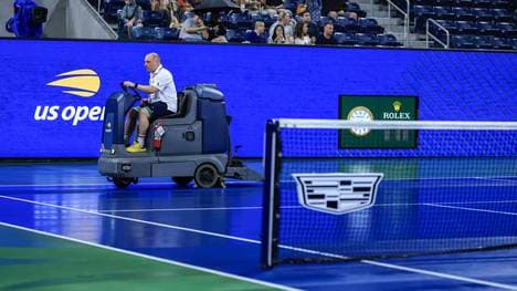 Durch eine Dachpanne stand der Platz bei den US Open unter Wasser
