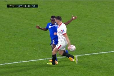 Kein Foul!? Dieser Horror-Tritt löst gleich drei Rote Karten aus