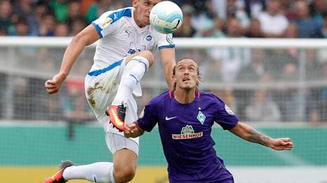 Werders Torjäger Max Kruse (r.) hat sich gegen Lotte am Knie verletzt 